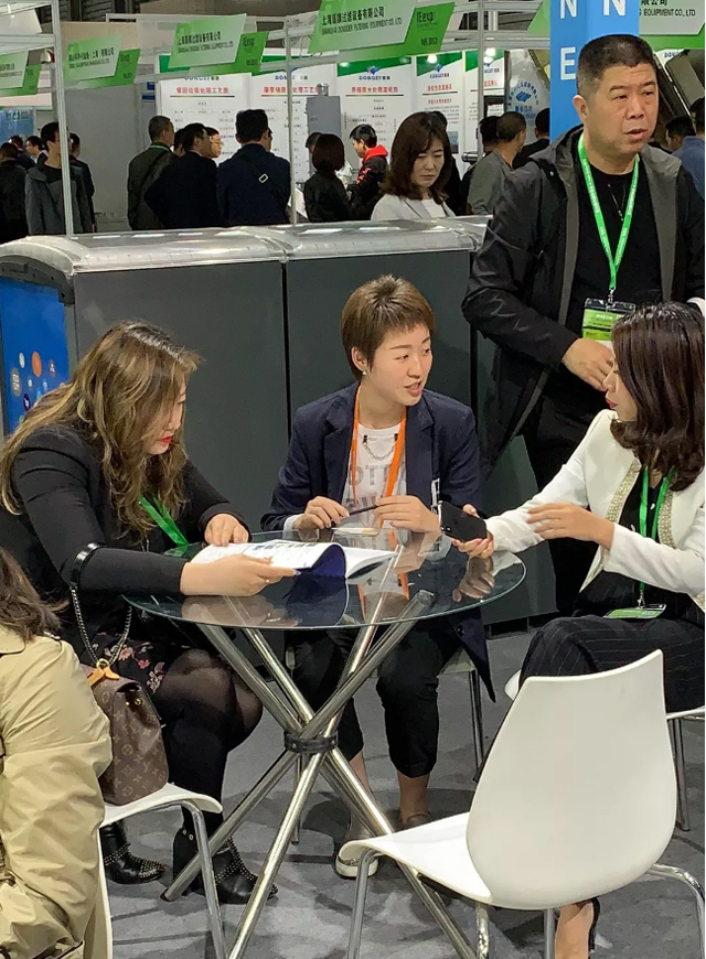 5805fda3-91ff-4446-bb29-75c02ba40dab.jpg 智能垃圾分類箱展.jpg